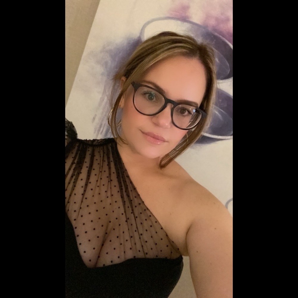 ✨Meet your Posher, Danielle 💫 - Picture 2 of 5